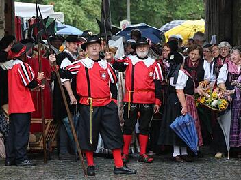 Geschützt vor den Regenmassen stellten sich die Teilnehmer des Festumzugs im Geyersberger Torbogen auf.  Fotos: Bettina Knauth