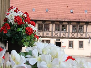 Der Blick über die Geranien am Rathaus auf den Füllbacher Hof. Foto: Ralf Ruppert