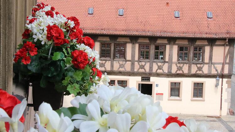 Der Blick über die Geranien am Rathaus auf den Füllbacher Hof. Foto: Ralf Ruppert