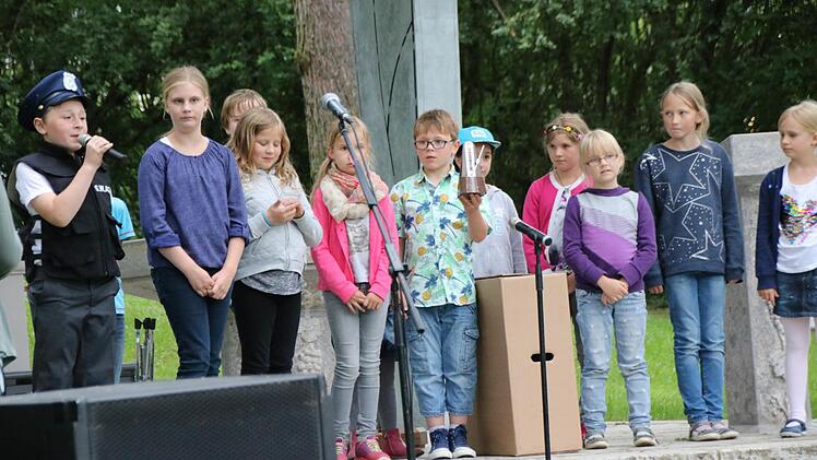 Die Singschule Zeil führt das Mini-Musical "Cha Cha Cha Paket" auf. Foto: Ronald Heck