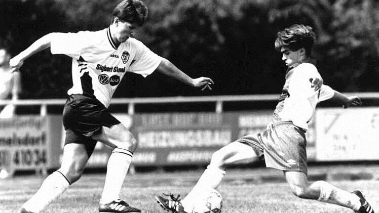 Sprintstark und torgef&auml;hrlich: Holger Friedrich (links) war ein St&uuml;rmer par excellence beim SSV Kasendorf. Foto: BR-Archiv