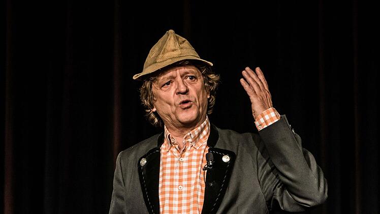 Wie der Kabarettist Frank-Markus Barwasser im ausverkauften Kongresshaus die Bühne zur Kanzel werden lässt.