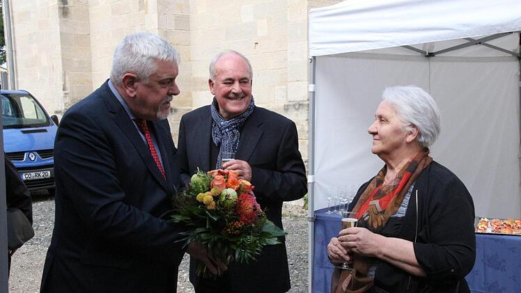 Oberbürgermeister Norbert Tessmer dankt Gertrud Bartelmus, die Otto Waldrich bis zum Tod betreute und vielfach als Bindeglied zwischen ihm, der Stadt und den übrigen am Bau Beteiligten fungierte. In der Mitte Architekt Albert Wagner.