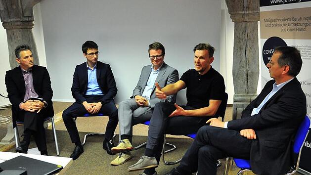 Sie diskutierten &uuml;ber die digitalisierter Arbeitswelt der Zukunft: (von links) Matthias Will, Claus Fischer, Stefan Birk, Frank Maenz und Norbert Schug. Foto:  Stephan Herbert Fuchs