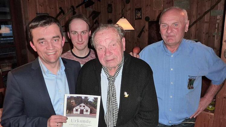 Ausgezeichnet wurde für langjährige Treue Georg Stumpf. Von links: Bürgermeister Jens Korn, 2. Vorsitzender Andreas Weiß, Jubilar Stumpf sowie Vorsitzender Andreas Buckreus. Foto: Gerd Fleischmann