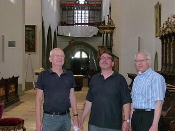 Architekt Alwin Zenkel, Pfarrer Marcus Wolf und Kirchenpfleger Josef Schirmer (v.l.) begutachten den renovierten Innenraum der St.-Gangolf-Kirche. Fotos: Marion Krüger-Hundrup