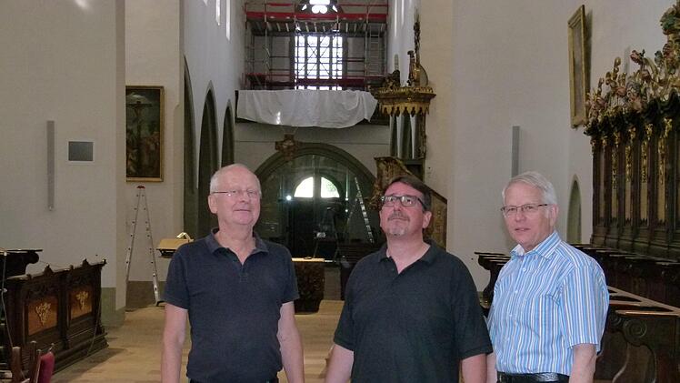 Architekt Alwin Zenkel, Pfarrer Marcus Wolf und Kirchenpfleger Josef Schirmer (v.l.) begutachten den renovierten Innenraum der St.-Gangolf-Kirche. Fotos: Marion Krüger-Hundrup