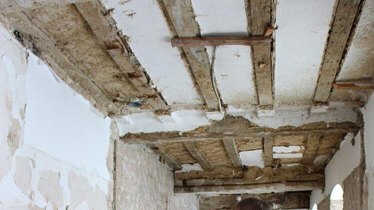 Klaus Hofmann im Kreuzgang des Klosters, wo bis vor kurzem die Sanitäranlagen standen.  Foto: Julia Raab