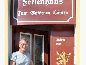 Matthias Hartwig hält die Tür des Löwen offen. Foto: Rainer Lutz