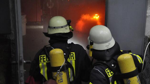 Eine Explosion im Heizungsraum löst einen Brand aus. Die Atemschutzgruppe erkundet den brennenden und mit Brandgasen gefüllten Heizungsraum. Foto: Peter Klopf