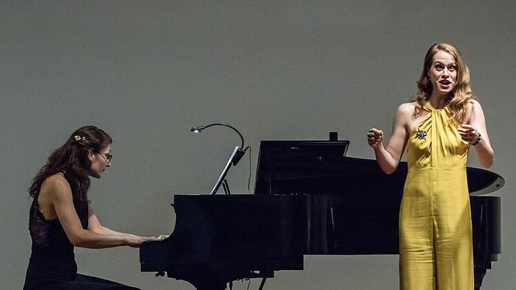 Nora Lentner und Klara Hornig beeindruckten das Publikum mit dem Liederabend "Musik und Magie".Foto: Jochen Berger