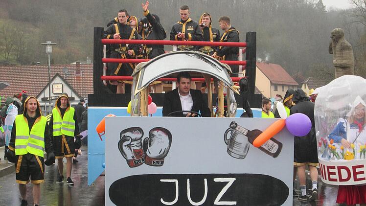Im Boxring JUZ wurde gefeiert statt geboxt.  Foto: Winfried Ehling
