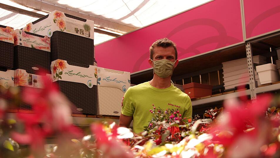 Gärtner Matthias Großkopf aus Hemhofen gibt Tipps für den kleinen Balkon und Garten.  Fotos: Yannick Hupfer