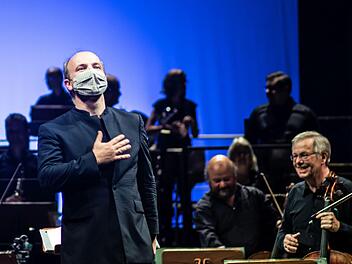 Das Publikum im Landestheater feierte Coburgs aus dem Amt scheidenden Generalmusikdirektor Roland Kluttig bei Farewell-Konzerten.Foto: Jochen Berger