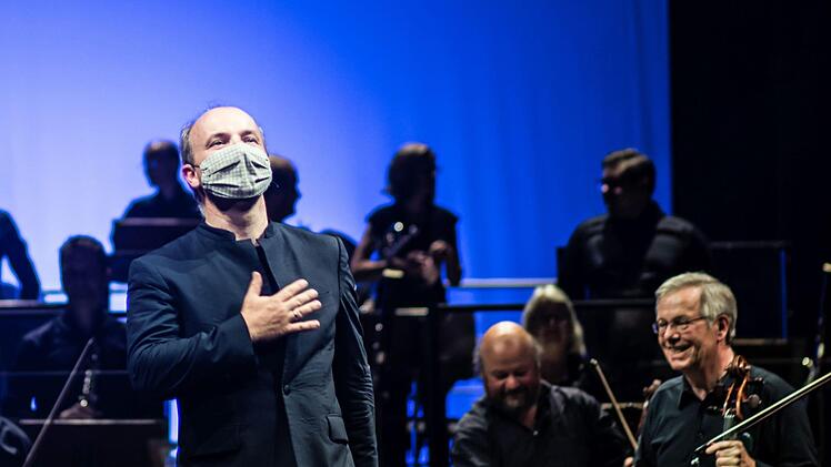 Das Publikum im Landestheater feierte Coburgs aus dem Amt scheidenden Generalmusikdirektor Roland Kluttig bei Farewell-Konzerten.Foto: Jochen Berger