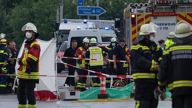 Einsatzkr&auml;fte von Polizei und Feuerwehr stehen in der N&auml;he des Flugplatzes an der Absturzstelle eine Leichtflugzeuges. Bei dem Absturz waren zwei Menschen ums Leben gekommen. Foto: Boris Roessler/dpa