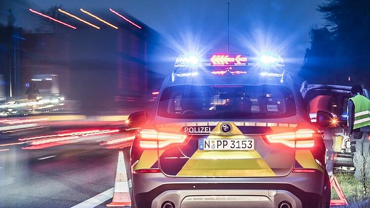 A73 bei Erlangen: E-Auto-Fahrer geht Saft aus - Polizei-Kontrolle "wenig erfreulich" f&uuml;r ihn