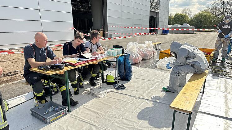 Erlangen: Gefährliche Chemikalie ausgetreten: Großeinsatz der Feuerwehr an fränkischem Klärwerk
