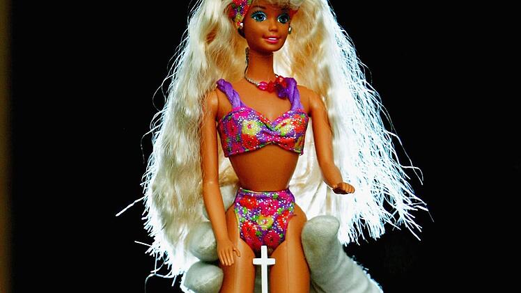 Der schmale lange Hals, die d&uuml;rren langen Beine, die generell superschlanke Figur: Barbies K&ouml;rperma&szlig;e werden immer wieder kontrovers diskutiert (und oft kritisiert).