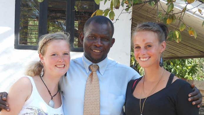 Katharina und Jana mit ihrem Schulleiter