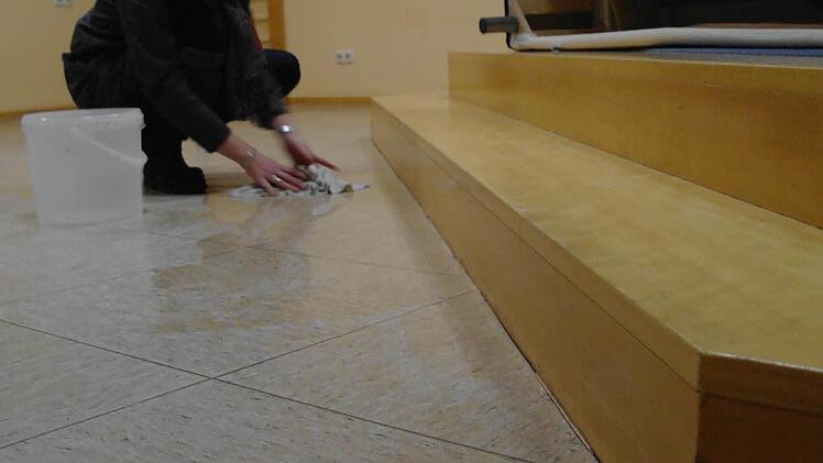 Obwohl am Morgen alles trockengewischt worden war, muss  Sandra Reith am Abend wieder Wasser aufwischen,