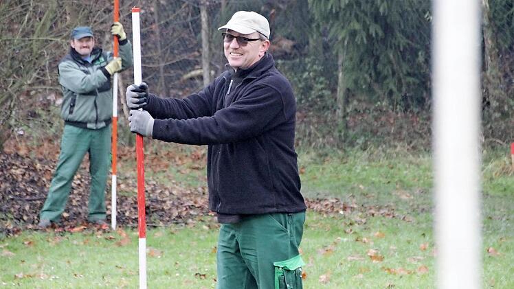 Armin Heller, Vorarbeiter bei der kommunalen Grünpflege am Landratsamt, und sein Mitarbeiter Georg Sellner (hinten) steckten gestern vor der Sitzung des Kreis-Bauausschusses die Fläche für das geplante neue Hallenbad ab. 56 mal 26 Meter wird der Baukörper an der Coburger Straße messen.Foto:Eckehard Kiesewetter