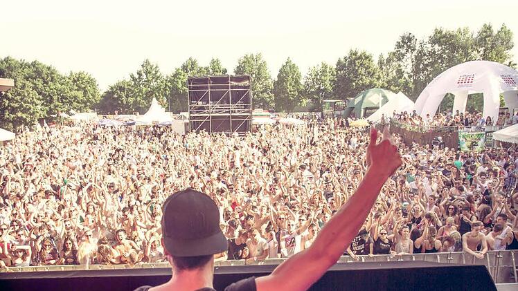 Tausende Techno-Fans waren heuer im Juli zu Daycation auf das Gelände am Freibad in Höchstadt gekommen. Foto: Daniel Beck