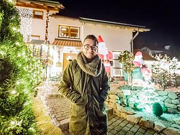 Nachts ist es fast so hell wie am Tag: Lukas Löffler posiert inmitten der vielen Tausend Strahler, die er immer zur Weihnachtszeit auf dem elterlichen Grundstück anbringt.