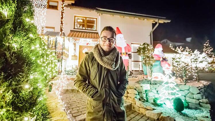 Nachts ist es fast so hell wie am Tag: Lukas Löffler posiert inmitten der vielen Tausend Strahler, die er immer zur Weihnachtszeit auf dem elterlichen Grundstück anbringt.
