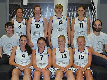 Sie gehen künftig für einen anderen Verein auf Punktejagd (stehend, v.l.): Yeliz Ertugrul, Anna Friedmann, Theresa Heinz, Kathrin Sperber sowie (sitzend, v.l.) Co-Trainer Felix Hofmann, Konelija Klisanic, Laura Fürsich, Christina Riegner, Regine Brox und Trainer Christian Braun, der den Verein ebenfalls verlässt. Foto: herzopress