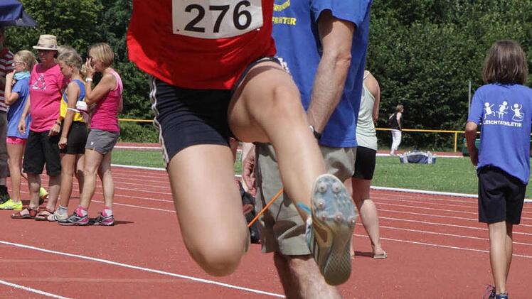 Emmelie Appel vom TV Bad Brückenau bei ihrem Siegessprung von 4,29 Meter. Foto: Dill