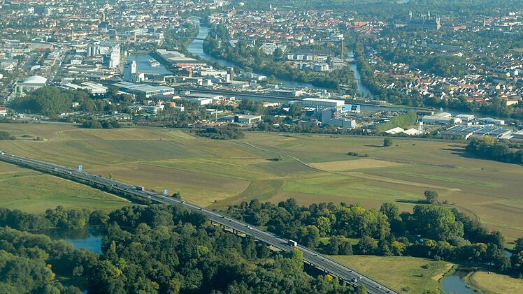 Die große Freifläche zwischen Main und Autobahn ist für den Neubau der Justizvollzugsanstalt im Gespräch. Das Gebiet grenzt an Bamberg, Hallstadt und Bischberg.  Foto: Ronald Rinklef