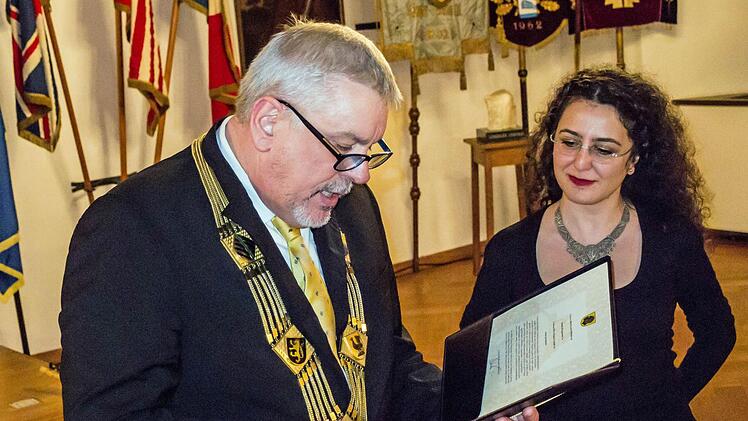 OB Norbert Tessmer überreichten den Rückert-Preis an Sema Kaygusuz.Foto: Jochen Berger