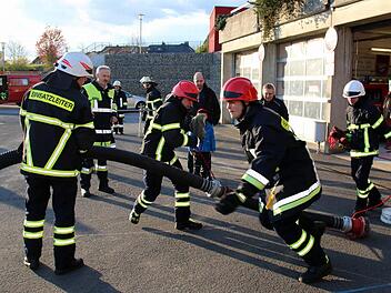 Wenn sich beim Bezirks-Leistungsmarsch 104 Teams messen werden, gehen zwei Gruppen der Coburger Feuerwehr an den Start. Eine wird vom Stadtbrandrat Ingolf Stökl (links) angeführt. Mit der Zeit fürs Kuppeln der Saugleitung zeigte sich Stökl bei der Probe zufrieden. Foto: Bettina Knauth