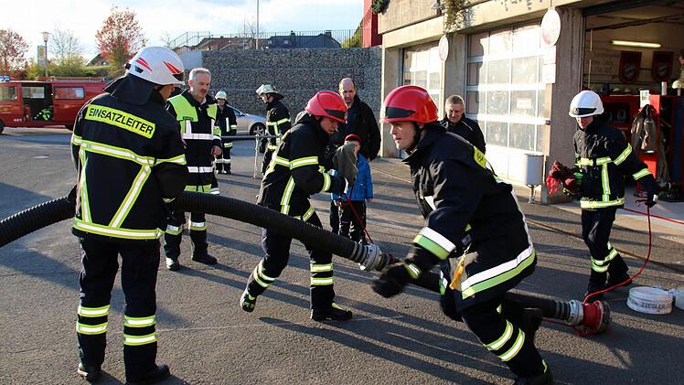 Wenn sich beim Bezirks-Leistungsmarsch 104 Teams messen werden, gehen zwei Gruppen der Coburger Feuerwehr an den Start. Eine wird vom Stadtbrandrat Ingolf Stökl (links) angeführt. Mit der Zeit fürs Kuppeln der Saugleitung zeigte sich Stökl bei der Probe zufrieden. Foto: Bettina Knauth