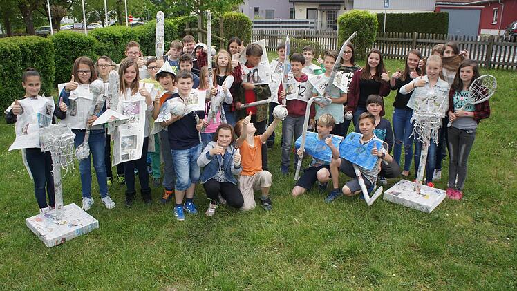 Die 6a und die 6b von der Mittelschule Ebersdorf bei Coburg spielen Zeitungs-Basketball und Nachrichten-Hockey. Foto: MS Ebersdorf