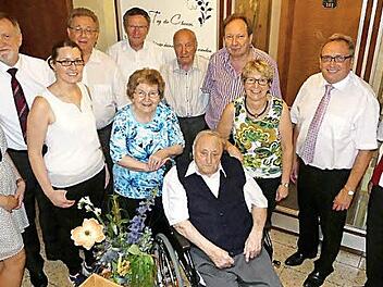 Sie gratulierten Alfred Friedrich (vorne) zum 90. Geburtstag (von links): Enkelin Julia, Vorstand Dieter Bordihn von der Kulmbacher Bank, Enkelin Steffi, Pfarrer Peter Ahrens, Altbürgermeister Siegfried Küspert, Ehefrau Anni Friedrich, Martin Oetter, Sohn Herbert, Tochter Heidrun, stellvertretender Landrat Dieter Schaar und Bürgermeister Werner Diersch. Foto: Dieter Hübner