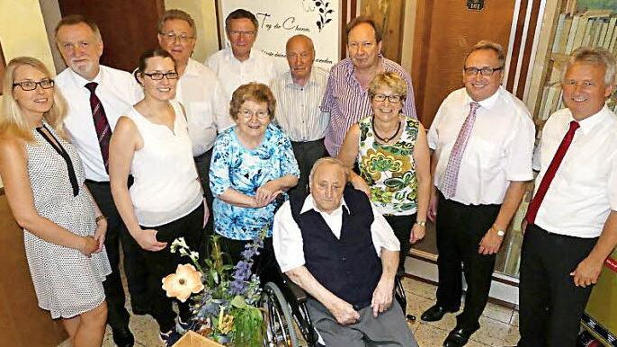 Sie gratulierten Alfred Friedrich (vorne) zum 90. Geburtstag (von links): Enkelin Julia, Vorstand Dieter Bordihn von der Kulmbacher Bank, Enkelin Steffi, Pfarrer Peter Ahrens, Altbürgermeister Siegfried Küspert, Ehefrau Anni Friedrich, Martin Oetter, Sohn Herbert, Tochter Heidrun, stellvertretender Landrat Dieter Schaar und Bürgermeister Werner Diersch. Foto: Dieter Hübner