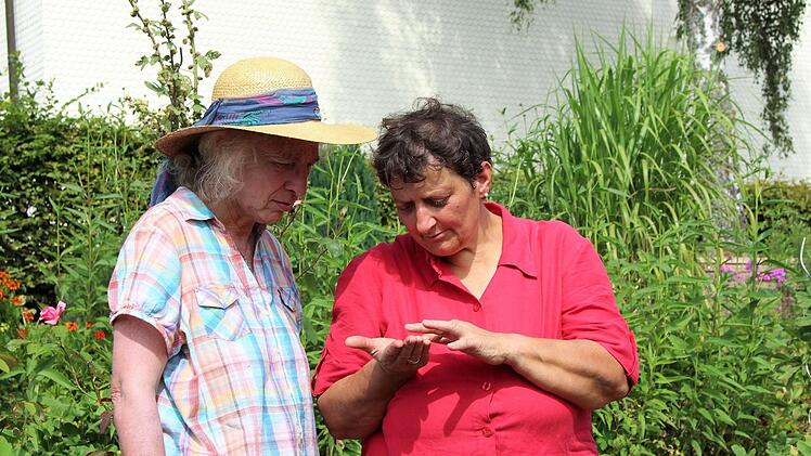 Beate Ritter-Schilling (rechts) und Petra Wissen betrachten die Gewürze Foto: Julia Raab
