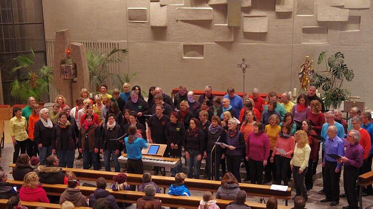 Die  Chöre "InTakt" und "Colours of Music" gaben gemeinsam ein Konzert in der St.-Elisabeth-Kirche in Garitz.  Foto: Klaus Werner