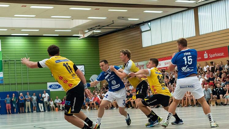 Die Coburger - hier mit Hagelin und Neuzugang Neuhold (Nr.94) - wehrten sich tapfer.Mark Tuermer