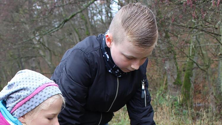Lisanne und ihr Klassenkamerad sichten die Plastikfunde an der Sinn. Foto Julia Raab