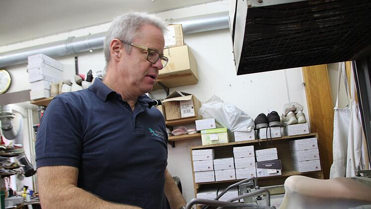 Adolf Dörflinger in der Werkstatt seines  Orthopädieschuhbetriebs.  Foto: Julia Raab