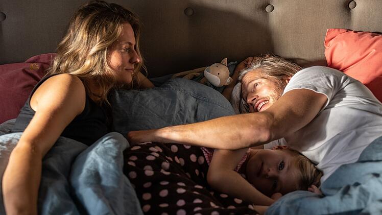 Schon nach ihrer ersten Nacht mit Mads (Sebastian Str&ouml;bel) wird Eva (Marie Burchard) mit seiner Patchwork-Situation konfrontiert. Dazu geh&ouml;rt auch, dass pl&ouml;tzlich Lola (Thurid Charlotte Funck), die Tochter von Mads' bester Freundin Ren&eacute;, zu ihnen ins Bett krabbelt.