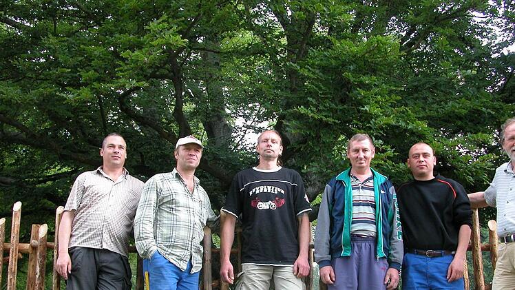 Die schnelle Truppe von KIP mit (von links) Betreuer Joachim Hesselbach, Sergej Fateev, Frank Guth, Sergej Nutskovsky und Alexej Snatovic hat nach den Vorbereitungsarbeiten in zwei Tagen den 100 Meter langen Zaun um die Hutbuche montiert.  Foto: Thomas Ahnert