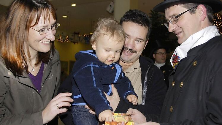 Der kleine Felix als Glücksfee: Mama Rebecca und Papa Thomas Horn unterstützen mit dem Loskauf bei Kaminkehrer Jochen Fischer die Arbeit des Vereins "Schornsteinfeger helfen krebskranken Kindern". Fotos: Dagmar Besand