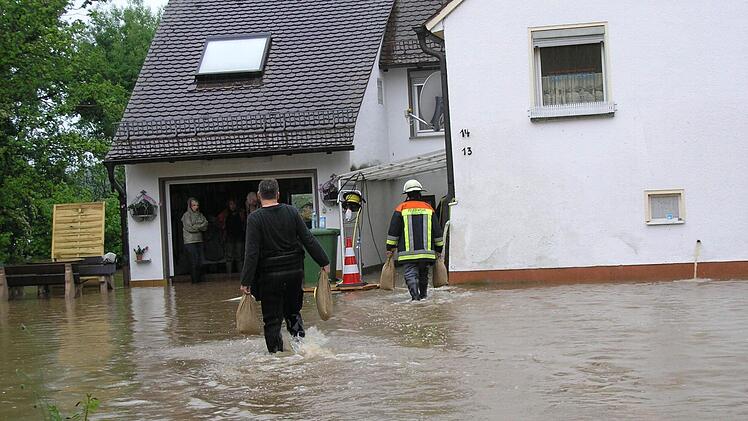 Mit Sandsäcken kämpften Bewohner und Feuerwehrmänner gegen die Fluten an. Foto: Andreas Dorsch
