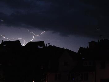 Am Donnerstagabend entluden sich zahlreiche Blitze über dem Landkreis - hier konkret über Kronach. Foto: Weiß