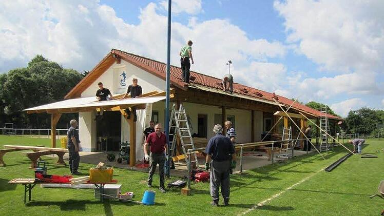 Beim Bau des Vereinsheim halfen die Mitglieder alle mit.  Foto: privat