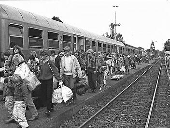 Angekommen: Ein Sonderzug bringt DDR-Flüchtlinge aus Prag via Hof nach Hammelburg. Fotos: Archiv